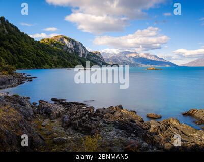 PUERTO RIO TRANQUILO, CHILE - CA. FEBRUAR 2019: Sonnenuntergang über dem General Carrera See in der Nähe von Puerto Rio Tranquilo in Chile. Stockfoto