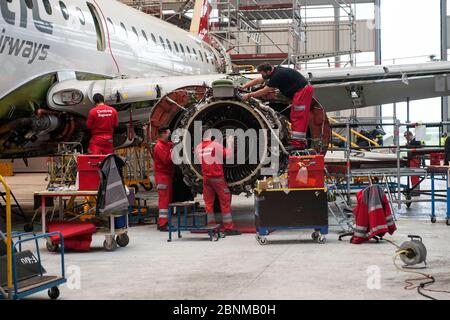 Bratislava, Slowakei. Mai 2020. Techniker des Flughafens Bratislava warten das Flugzeug der Schweizer Firma Helvetic Airways in der Flughafenhalle Bratislava in Bratislava, Slowakei, 15. Mai 2020. Ein Teil des Flughafens Bratislava wurde in einen Parkplatz für ausländische Flugzeuge umgewandelt, was ihm hilft, die Verluste durch die Coronavirus-Krise auszugleichen. Der Flughafen, der im vergangenen Jahr 2.29 Millionen Passagiere abwickelte, ist seit März 13 für Regular- und Charterflüge geschlossen. Quelle: Martin Mikula/CTK Photo/Alamy Live News Stockfoto