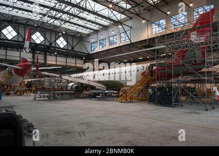 Bratislava, Slowakei. Mai 2020. Techniker des Flughafens Bratislava warten das Flugzeug der Schweizer Firma Helvetic Airways in der Flughafenhalle Bratislava in Bratislava, Slowakei, 15. Mai 2020. Ein Teil des Flughafens Bratislava wurde in einen Parkplatz für ausländische Flugzeuge umgewandelt, was ihm hilft, die Verluste durch die Coronavirus-Krise auszugleichen. Der Flughafen, der im vergangenen Jahr 2.29 Millionen Passagiere abwickelte, ist seit März 13 für Regular- und Charterflüge geschlossen. Quelle: Martin Mikula/CTK Photo/Alamy Live News Stockfoto