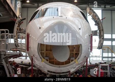 Bratislava, Slowakei. Mai 2020. Techniker des Flughafens Bratislava warten das Flugzeug der Schweizer Firma Helvetic Airways in der Flughafenhalle Bratislava in Bratislava, Slowakei, 15. Mai 2020. Ein Teil des Flughafens Bratislava wurde in einen Parkplatz für ausländische Flugzeuge umgewandelt, was ihm hilft, die Verluste durch die Coronavirus-Krise auszugleichen. Der Flughafen, der im vergangenen Jahr 2.29 Millionen Passagiere abwickelte, ist seit März 13 für Regular- und Charterflüge geschlossen. Quelle: Martin Mikula/CTK Photo/Alamy Live News Stockfoto