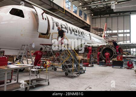 Bratislava, Slowakei. Mai 2020. Techniker des Flughafens Bratislava warten das Flugzeug der Schweizer Firma Helvetic Airways in der Flughafenhalle Bratislava in Bratislava, Slowakei, 15. Mai 2020. Ein Teil des Flughafens Bratislava wurde in einen Parkplatz für ausländische Flugzeuge umgewandelt, was ihm hilft, die Verluste durch die Coronavirus-Krise auszugleichen. Der Flughafen, der im vergangenen Jahr 2.29 Millionen Passagiere abwickelte, ist seit März 13 für Regular- und Charterflüge geschlossen. Quelle: Martin Mikula/CTK Photo/Alamy Live News Stockfoto