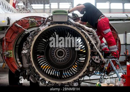 Bratislava, Slowakei. Mai 2020. Techniker des Flughafens Bratislava warten das Flugzeug der Schweizer Firma Helvetic Airways in der Flughafenhalle Bratislava in Bratislava, Slowakei, 15. Mai 2020. Ein Teil des Flughafens Bratislava wurde in einen Parkplatz für ausländische Flugzeuge umgewandelt, was ihm hilft, die Verluste durch die Coronavirus-Krise auszugleichen. Der Flughafen, der im vergangenen Jahr 2.29 Millionen Passagiere abwickelte, ist seit März 13 für Regular- und Charterflüge geschlossen. Quelle: Martin Mikula/CTK Photo/Alamy Live News Stockfoto