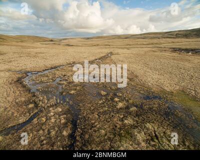 Luftaufnahme der Berggebiete Decke an der Quelle des Flusses Elan, Rhayader, Wales, UK April bog Stockfoto