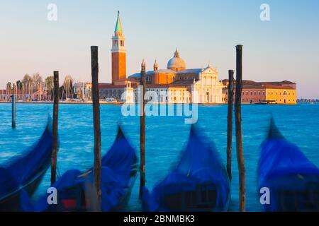 Gondeln mit der Kirche von Saint George Major im Hintergrund, Venedig, Italien Stockfoto