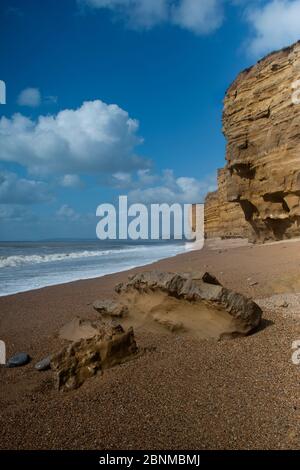 Klippen von Jurassic, Bridport Sandstein bei Burton Bradstock, Dorset, Großbritannien freigelegt. Diese variabel zementierten Sandsteine bilden die Mitte von 3 Ölhydrocarbo Stockfoto