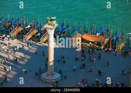 Übersicht der Gondeln, die am Markusplatz, Venedig, Italien, festgemacht sind Stockfoto