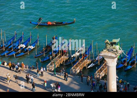 Übersicht der Gondeln, die am Markusplatz, Venedig, Italien, festgemacht sind Stockfoto