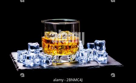 Whiskey on the Rocks, Whiskey-Glas, Eiswürfel, Schiefer Stockfoto