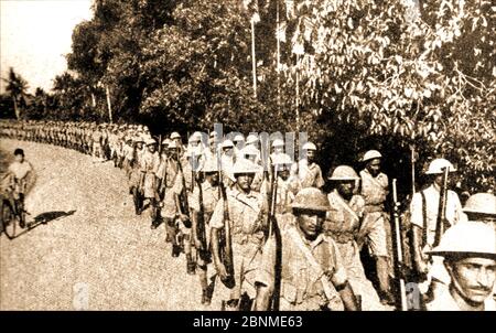 WWII - EIN gedrucktes Bild aus Malaya aus dem Jahr 1941, das Soldaten des Infanterie-Regiments zeigt, die auf der Malayischen Halbinsel marschieren Stockfoto
