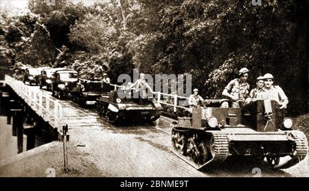 WWII - EIN gedrucktes Bild aus Malaya im Jahr 1941 zeigt die australische Armee Bren Kanonenwagen über eine Brücke in Malaysia. Stockfoto