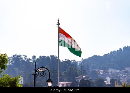 Indische Nationalflagge, die hoch in den hohen Bergen der Shimla Mall Road in Himachal Pradesh, Indien wehend. Stockfoto