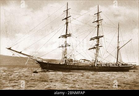 Das Segelschiff Hazel Holme vor Anker. Die Holzbarke mit Eisenbalken (kein Verbundschiff) war eines der Schiffe der Holme Fleet / Hine Brothers, Maryport - ursprünglich gebaut 1870 von Thomas Turnbull und Son of Whitehall Werft, Whitby, Yorkshire, UK, für ihren eigenen Gebrauch und benannt 'King Arthur' für ihren eigenen Gebrauch. Hine Brothers kaufte sie um 1880 und registrierte sie in Liverpool. 1886 war das Schiff im Besitz von Valparaiso, Chile. Stockfoto