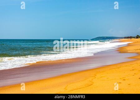 Candolim ist ein berühmter Strand in Nord-Goa, Goa, Indien, zwischen der Baga-Calangute Strecke und dem Aguada Fort. Drei beliebtesten Strände in Goa. Stockfoto