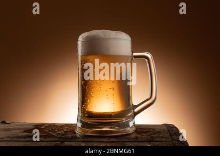 Pint Glas Ale, Bier, Lager saß auf einer Holzbank in einem Pub Biergarten Stockfoto