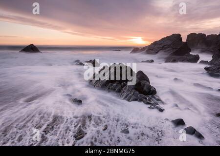 Sandymouth Bay am späten Abend licht, Cornwall, England, UK, April 2016. Stockfoto