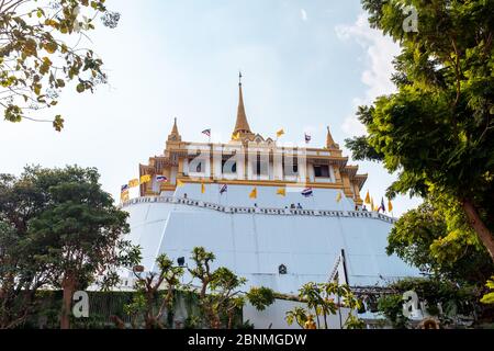 Bangkok / Thailand - 20. Januar 2020: Goldener Berg oder Goldener Berg Tempel, bekannt als Wat Saket in thailändischer Sprache Stockfoto