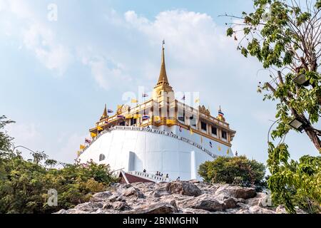 Bangkok / Thailand - 20. Januar 2020: Goldener Berg oder Goldener Berg Tempel, bekannt als Wat Saket in thailändischer Sprache Stockfoto