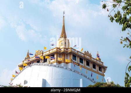 Bangkok / Thailand - 20. Januar 2020: Goldener Berg oder Goldener Berg Tempel, bekannt als Wat Saket in thailändischer Sprache Stockfoto