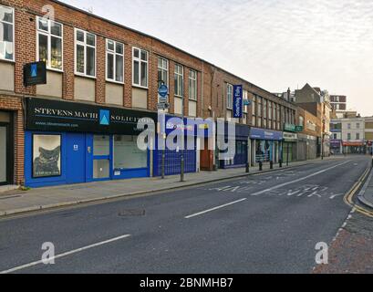 London, Großbritannien - 09. April 2020: Die Linie der Geschäfte mit Fensterläden in der Lewisham High Street wurde während des Coronavirus-Ausbruchs geschlossen. Diese sind in der Regel op Stockfoto
