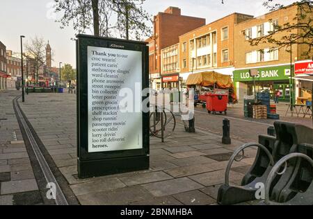 London, Großbritannien - 09. April 2020: Anzeige Plakat mit Dankesschreiben an NHS und wichtige Arbeitnehmer in Lewisham High stre ausgestellt Stockfoto