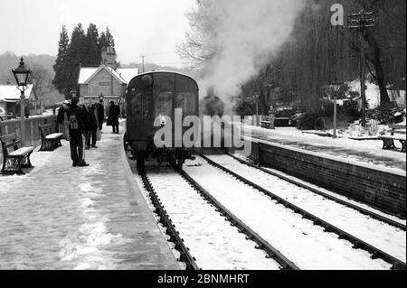 4566 an der Arley Station mit einem Kidderminster - Bridgnorth Zug. 1450 ist gerade mit einem Auto-Zug-Service von Highley angekommen. Stockfoto