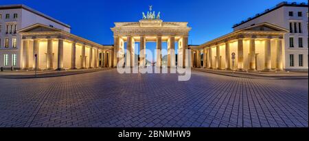 Panorama des beleuchteten Brandenburger Tors in Berlin nach Sonnenuntergang ohne Menschen Stockfoto