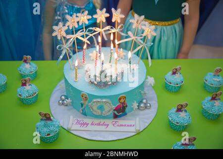 Gefrorener Geburtstagstorte . Disney Frozen Cake. Kinder Geburtstag .Frozen Themen Kind Geburtstag Kuchen . Aserbaidschanisch Baku 04.02.2020 . Stockfoto