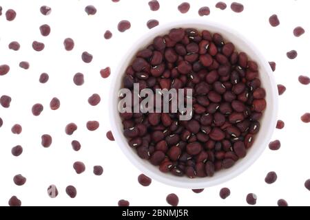 Haufen rote Nierebohne, Bohnen aus der Dose isoliert auf weißem Hintergrund, Draufsicht. Stockfoto