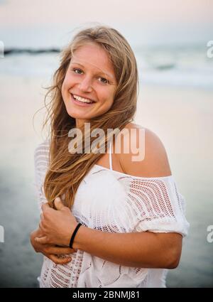 Porträt der jungen Frau am Strand Stockfoto