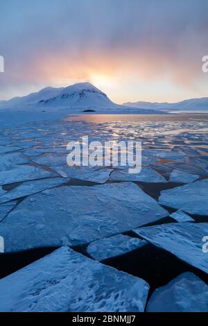 Erste Mitternachtssonne im späten Winter am Isfjorden, Spitzbergen, Norwegen, April, aufgenommen am Tag der ersten Mitternachtssonne des Jahres. Stockfoto