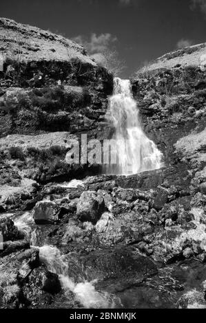 Zweiter großer Wasserfall (ca. 25 Fuß) auf Nant y Llyn. Stockfoto