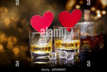 Zwei Whiskey-Gläser mit roten Herzen, Valentinstag Stockfoto