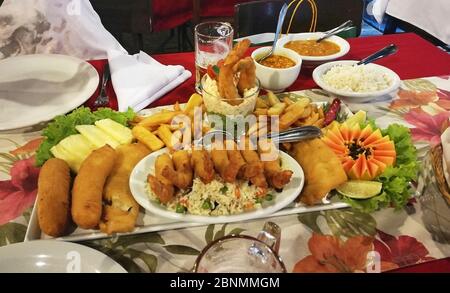 Speisegericht, gebraten, Gemüse, Obst, Ananas, Mango, Garnelen, Reis Stockfoto