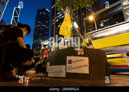 Hongkong, China. Mai 2020. Protestierende für Demokratie zünden am 15. Mai 2020 bei einer Mahnwache vor dem Einkaufszentrum Pacific Place in der Admiralität in Hongkong Kerzen an, um den 11-monatigen Jahrestag zu begehen, seit ein Mann im vergangenen Jahr bei einem Protest gegen die Auslieferungsrechnung von einem Gerüst aus in den Tod gefallen ist. Kredit: Mai James/ZUMA Wire/Alamy Live News Stockfoto