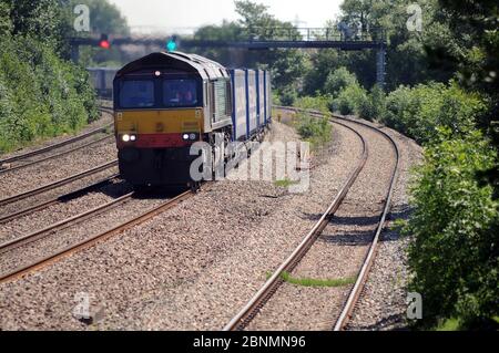 66426 leitet einen Daventry - Wentloog 'Tesco Express' bei Magor. Stockfoto