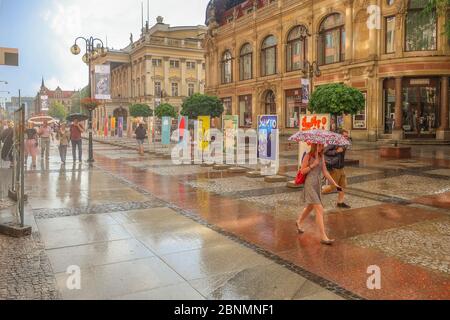 Wroclaw, Polen - 21. Juni 2019: Blick auf die Altstadt bei Regen, bunte Häuser und Menschen Stockfoto