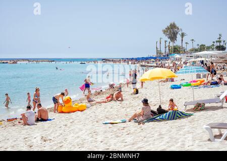 Ayia Napa, Zypern - 04. Juli 2018: Touristen und Einheimische genießen die Sommerferien am Nissi Strand Stockfoto