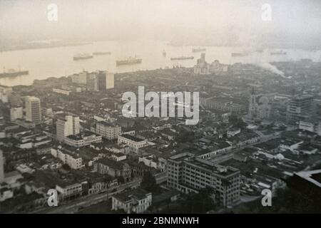 Vintage-Foto, Blick von Santos, São Paulo State, Brasilien in Richtung Rio Pedreira am 12. Juli 1955 vom Monte Serrat Casino Aufzug. Von einem Passagier, der von einem Kreuzfahrtschiff entbellen kann. QUELLE: ORIGINALFOTO Stockfoto