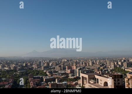 Mount Ararat und Aznavour Zentrum, Blick von Yerevan Cascade. Armenien Stockfoto