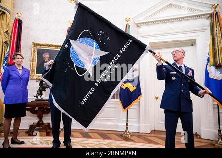 WASHINGTON, D.C., MAI 15: Gen. Jay Raymond (R), Chef der Weltraumoperationen, und CMSgt Roger Towberman (L), mit der Sekretärin der Luftwaffe Barbara Barrett überbringen Präsident Donald Trump die offizielle Flagge der US-Raumfahrtruppe im Oval Office im Weißen Haus in Washington, DC am 15. Mai 2020. Weltweit verwendet Stockfoto