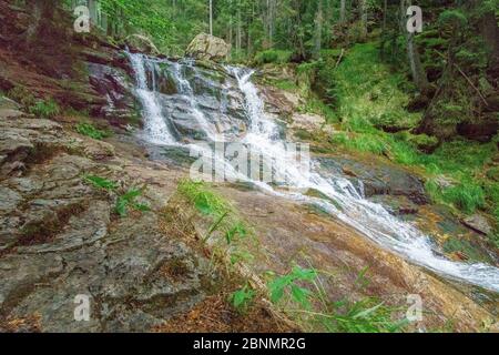 Wanderung zu den Rißloch Wasserfällen im Bayerischen Wald bei Bodenmais Niederbayern Deutschland Stockfoto