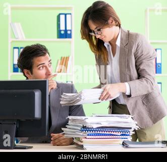 Die Menschen leiden unter übermäßiger Arbeit der Mitarbeiter Stockfoto