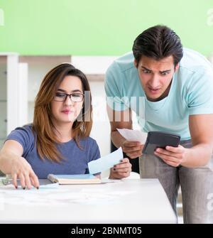 Die junge Familie kämpfen mit Personal Finance Stockfoto