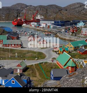 Paamiut Stadt an der grönländischen Küste, mit Royal Arctic Line Boot festgemacht, Grönland, Juli 2016. Stockfoto