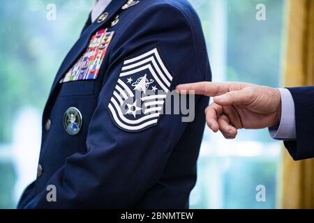 Washington, Usa. Mai 2020. General Jay Raymond, Chief of Space Operations, verweist auf das neu gestaltete Rank-Insignien von CMSgt Roger Towberman, dem ranghöchsten Mitglied der US-amerikanischen Raumfahrtruppe, Während Präsident Donald Trump am 15. Mai 2020 die Proklamation zum Tag der Streitkräfte 2020 unterzeichnet und die offizielle Flagge der US-amerikanischen Raumfahrtruppe im Weißen Haus in Washington, DC, präsentiert. Foto von Samuel Corum/UPI Quelle: UPI/Alamy Live News Stockfoto