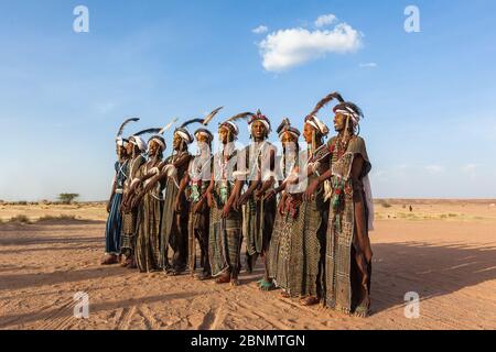 Niger: Gerewal - Bororo Wodaabe Nomaden Schönheitswettbewerb Bunte Make-up traditionelle Kleidung Stockfoto