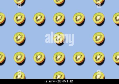 Bunte Frucht nahtlose Muster der Kiwi Hälften auf blauem Hintergrund. Draufsicht Stockfoto
