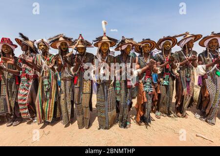 Niger: Gerewal - Bororo Wodaabe Nomaden Schönheitswettbewerb Bunte Make-up traditionelle Kleidung Stockfoto