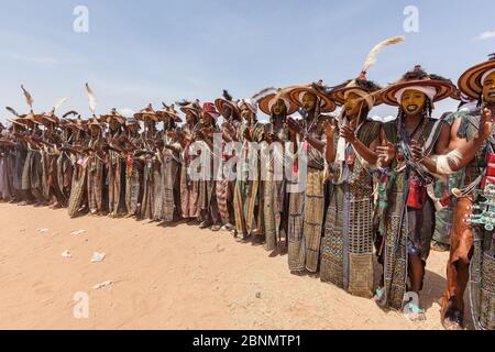 Niger: Gerewal - Bororo Wodaabe Nomaden Schönheitswettbewerb Bunte Make-up traditionelle Kleidung Stockfoto