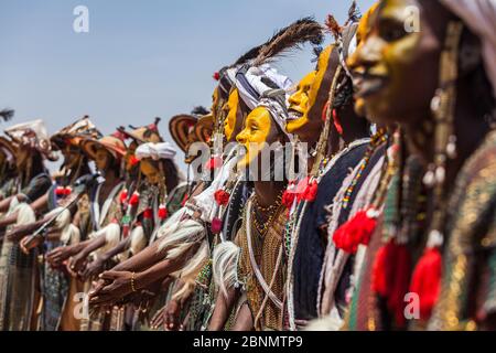 Niger: Gerewal - Bororo Wodaabe Nomaden Schönheitswettbewerb Bunte Make-up traditionelle Kleidung Stockfoto